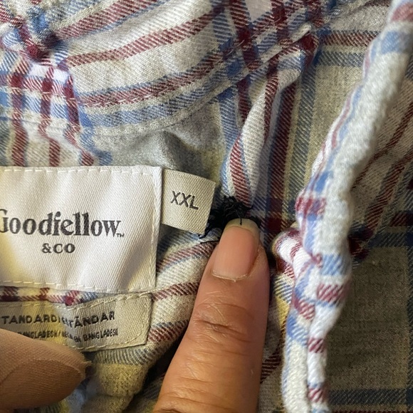 Men's Plaid Button-Down Shirt - Picture 4 of 5